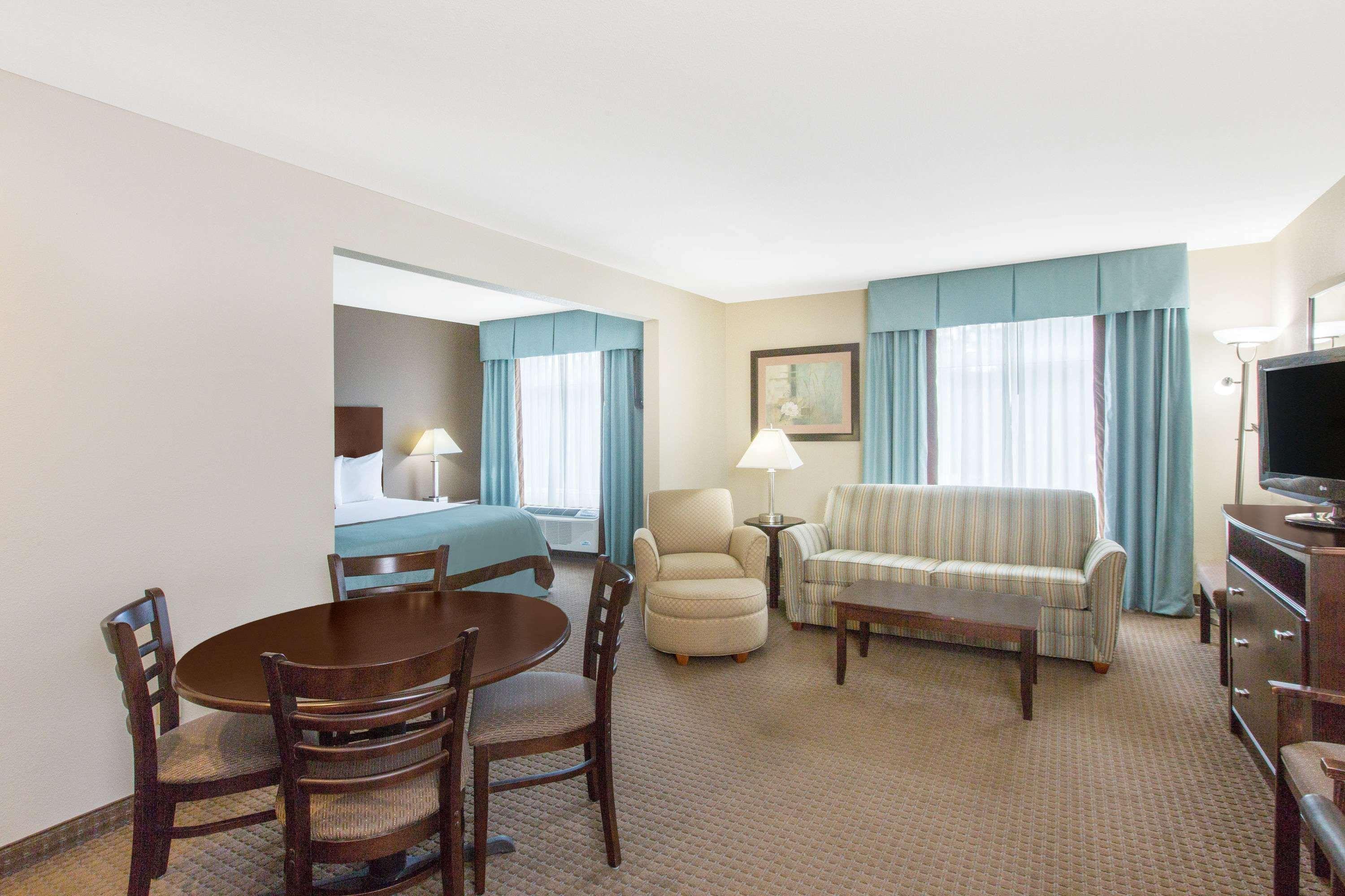 Wingate By Wyndham Southport Hotel Buitenkant foto