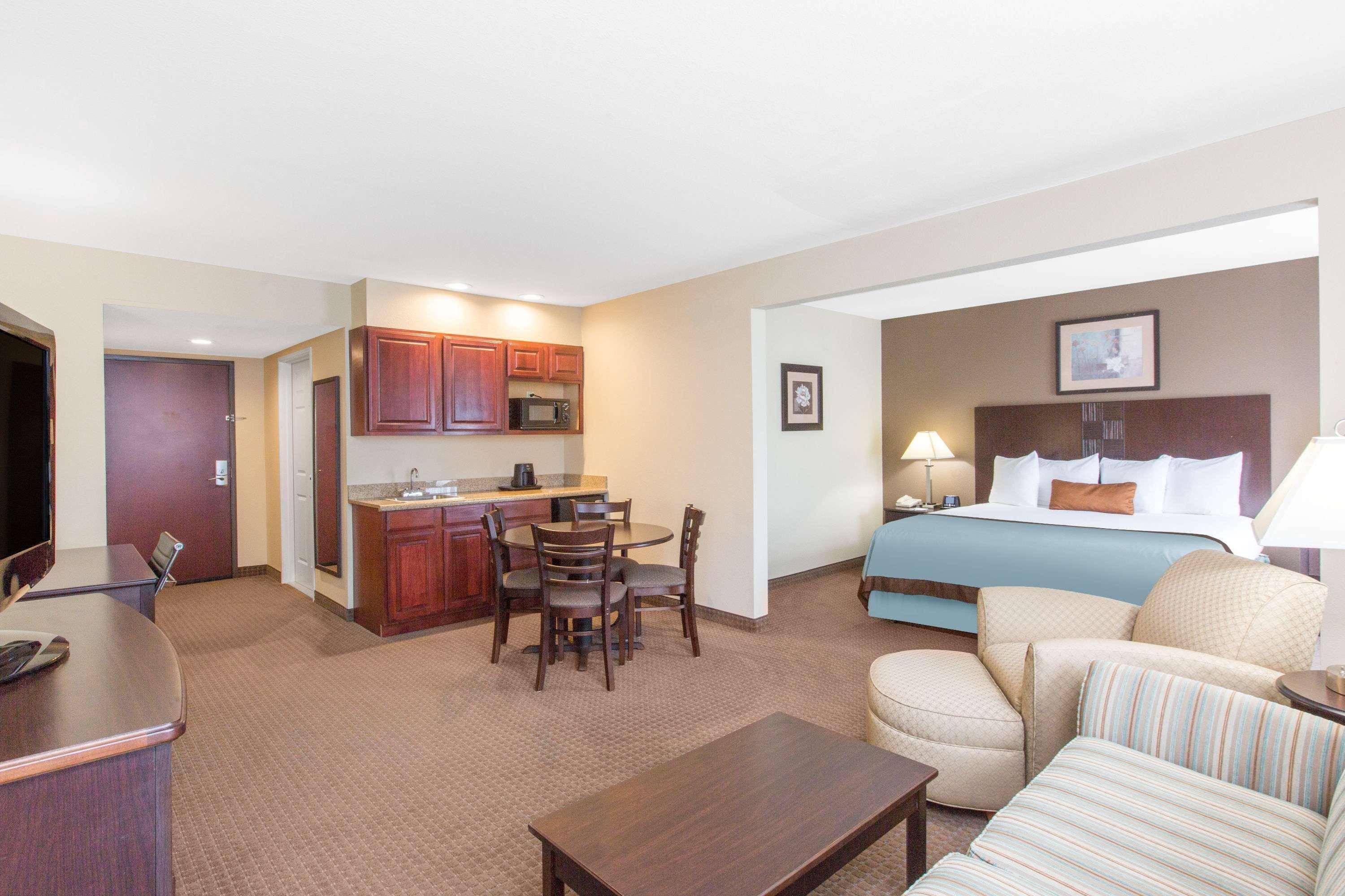 Wingate By Wyndham Southport Hotel Buitenkant foto